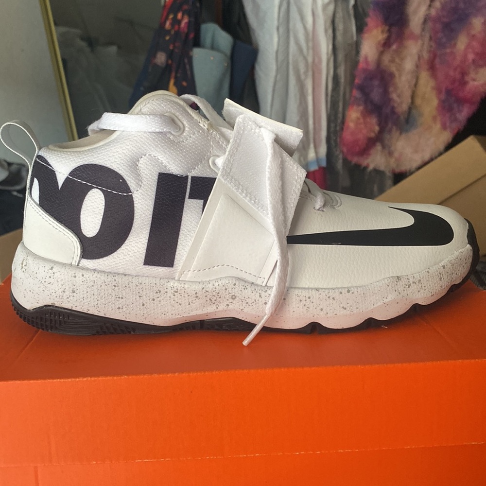 Nike size 6y  team hustle black/white never worn - Picture 3 of 4